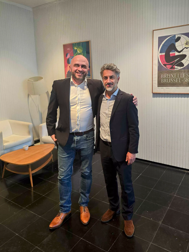 Zdjęcie przedstawiające prezesa firmy Infolab Dariusza Watę oraz stojącego na czele CORTE Rémy Russotto